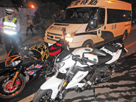 夜间飙车“耍酷”引来专治组