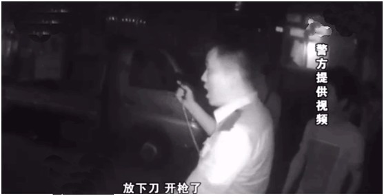 胆大醉汉持刀袭击民警