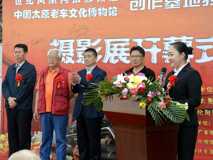 432234866766175272.jpg 《时代记忆》摄影展盛大开幕太原老车文化博物馆基地挂牌仪式