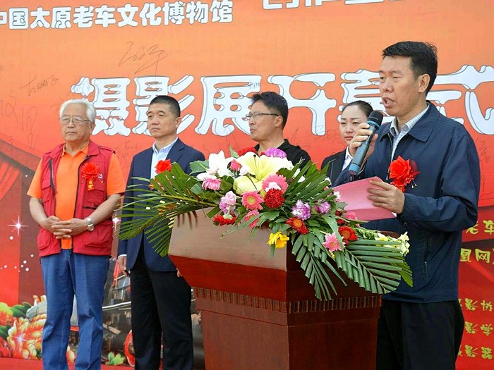 429100682570089382.jpg 《时代记忆》摄影展盛大开幕太原老车文化博物馆基地挂牌仪式