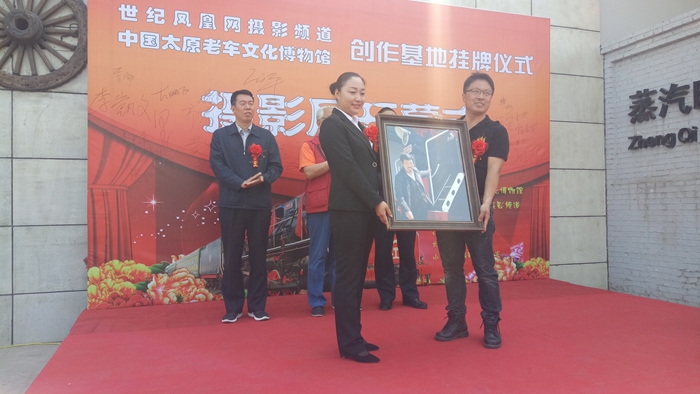 IMG20180429102123.jpg 《时代记忆》摄影展盛大开幕太原老车文化博物馆基地挂牌仪式