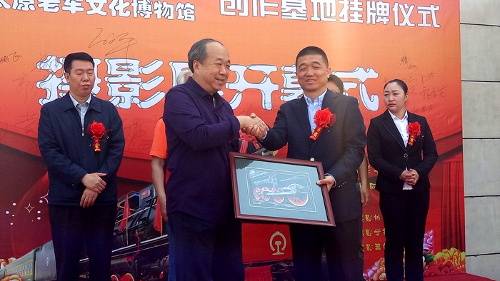 IMG20180429101909.jpg 《时代记忆》摄影展盛大开幕太原老车文化博物馆基地挂牌仪式