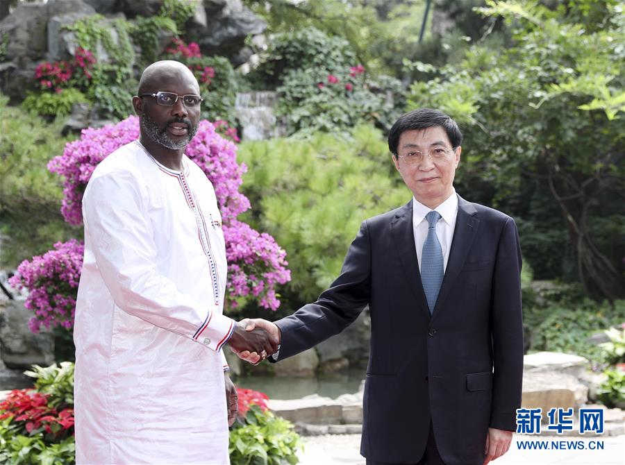 王沪宁分别会见利比里亚总统维阿和加蓬总统邦戈