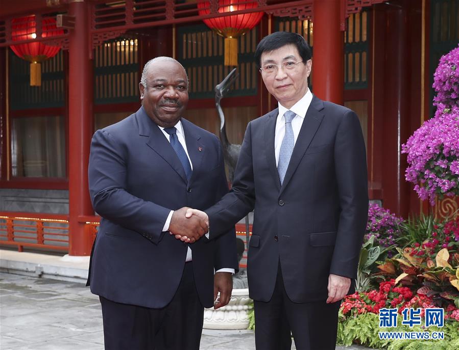 王沪宁分别会见利比里亚总统维阿和加蓬总统邦戈