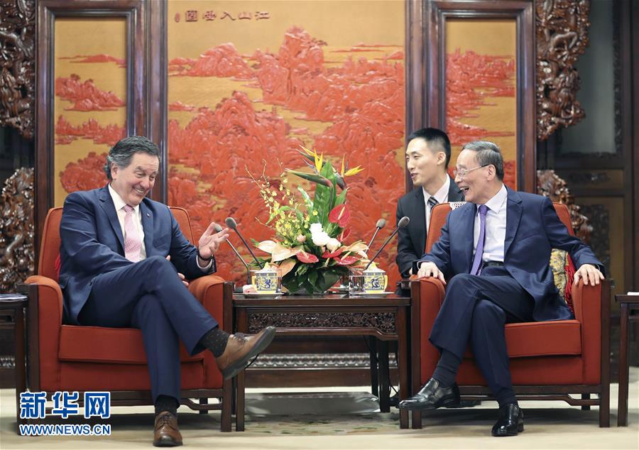 王岐山会见智利外长安普埃罗