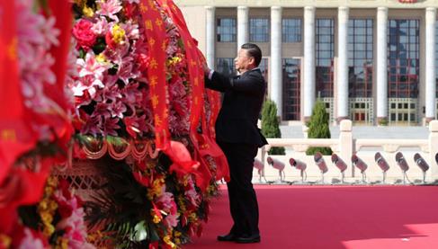 习近平敬献花篮深情缅怀的那些人