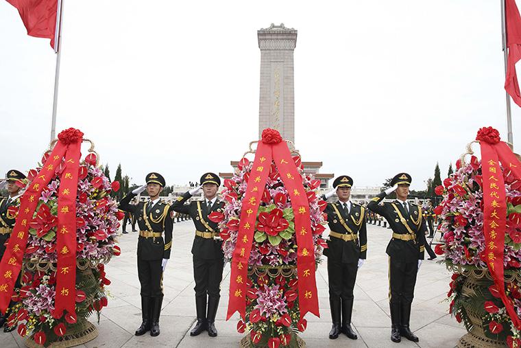 习近平敬献花篮深情缅怀的那些人