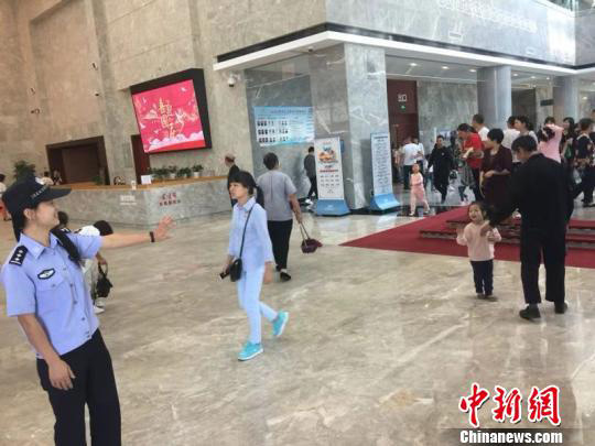 浙江3岁“萌娃”偶遇警察妈妈 跟巡千米仍依依不舍