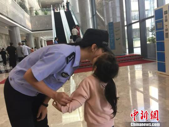 浙江3岁“萌娃”偶遇警察妈妈 跟巡千米仍依依不舍