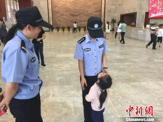 浙江3岁“萌娃”偶遇警察妈妈 跟巡千米仍依依不舍