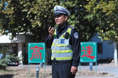 高速路上的交警:咱辛苦7天能换来大家出行安全也值