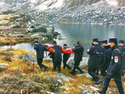 游客失足跌落20米深青城山崖 幸无生命危险