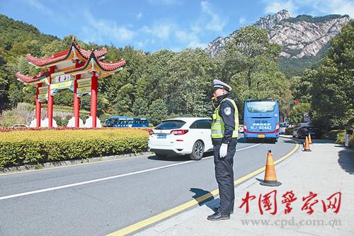 “把最后一名游客送下山,我们才会撤!”