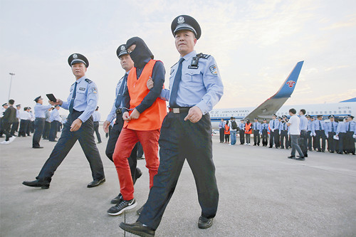 没有法外之地 “猎狐”再添战果 记者随警赴泰国亲历外逃嫌疑人押