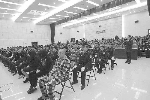 ＂2·12＂跨国电信网络敲诈勒索案74人被押解回国 56人获刑