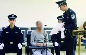 男子殴打公交司机致公交车逆行并撞上护栏 获刑3年