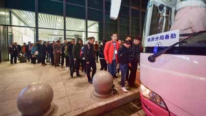 扮演“炒股专家”,传授“炒股秘籍”……该团伙36名嫌疑人押解回