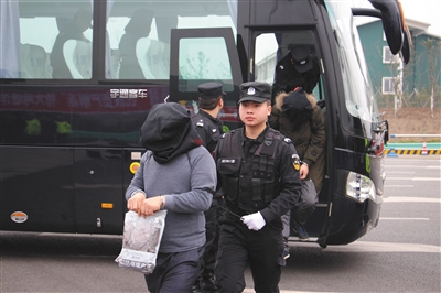 “90后”冒充百岁老人被骗者超百万 警方破获民族资产解冻诈骗案