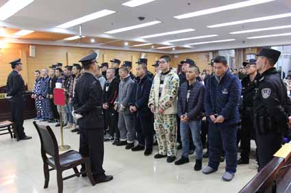 持改装枪在公开场合械斗 万州区法院公开宣判一恶势力犯罪集团案