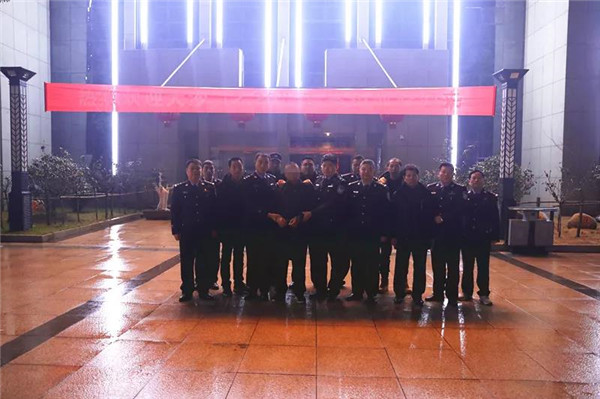 男子持枪杀人潜逃二十年 民警苦心经营抓获嫌疑人