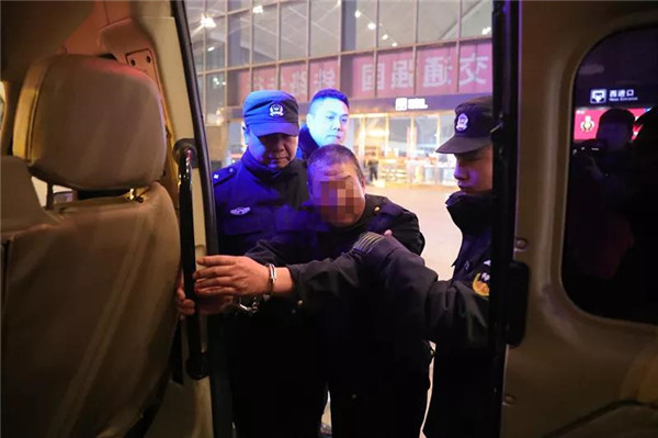  男子持枪杀人潜逃二十年 民警苦心经营抓获嫌疑人