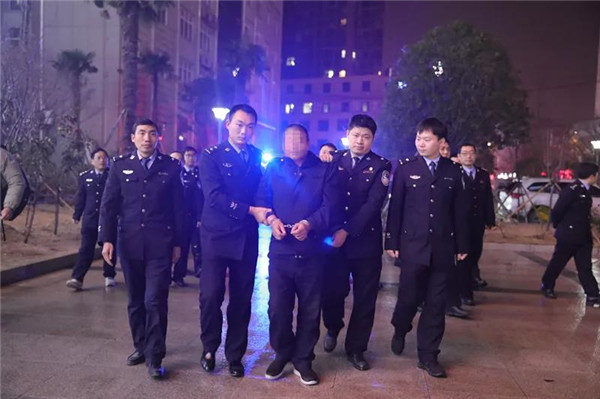  男子持枪杀人潜逃二十年 民警苦心经营抓获嫌疑人
