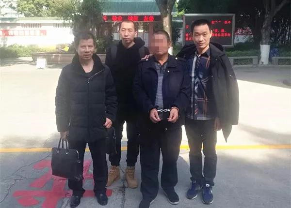  男子持枪杀人潜逃二十年 民警苦心经营抓获嫌疑人