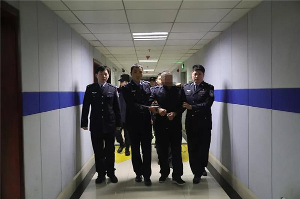  男子持枪杀人潜逃二十年 民警苦心经营抓获嫌疑人