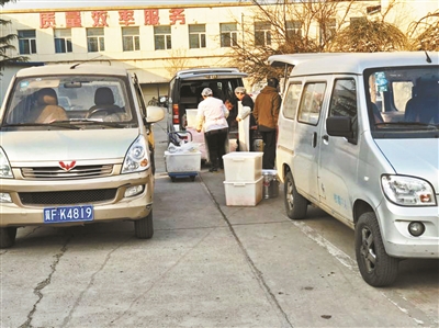 神秘餐车将黑盒饭送进外语学校 目前已被取缔
