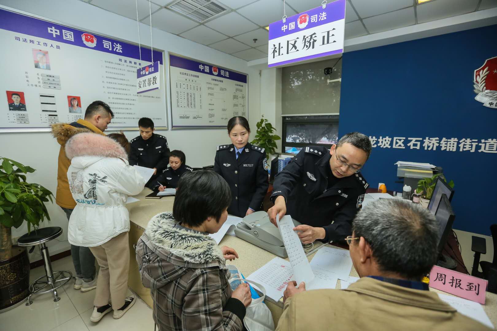 这群穿着制服的人,走出高墙在社区忙完了新年前的最后一天