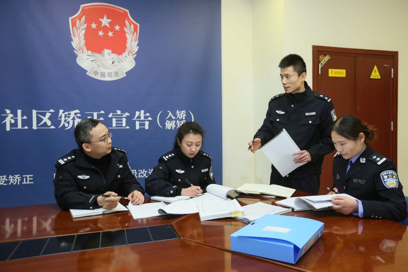 这群穿着制服的人,走出高墙在社区忙完了新年前的最后一天
