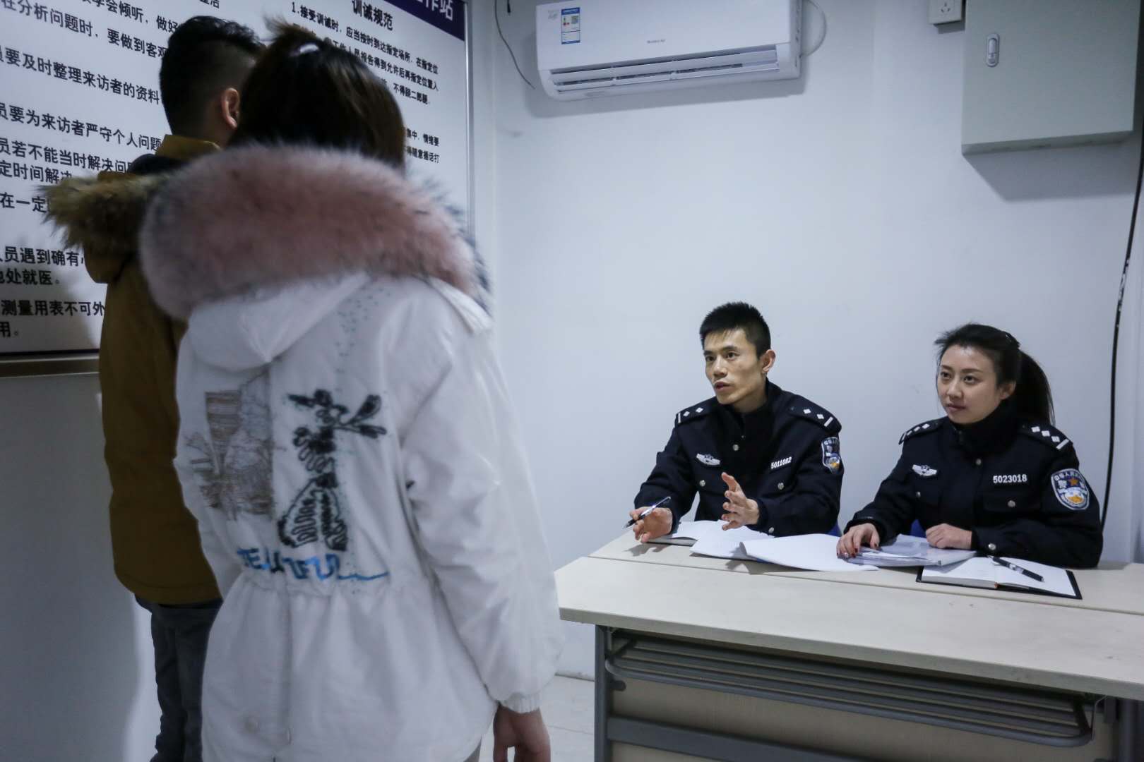 这群穿着制服的人,走出高墙在社区忙完了新年前的最后一天