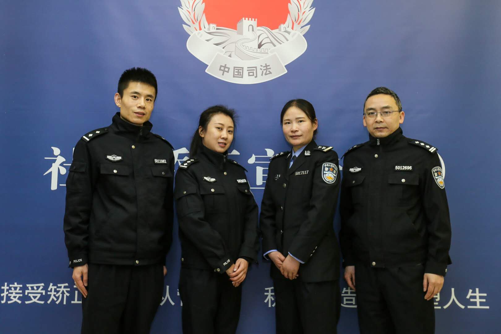 这群穿着制服的人,走出高墙在社区忙完了新年前的最后一天