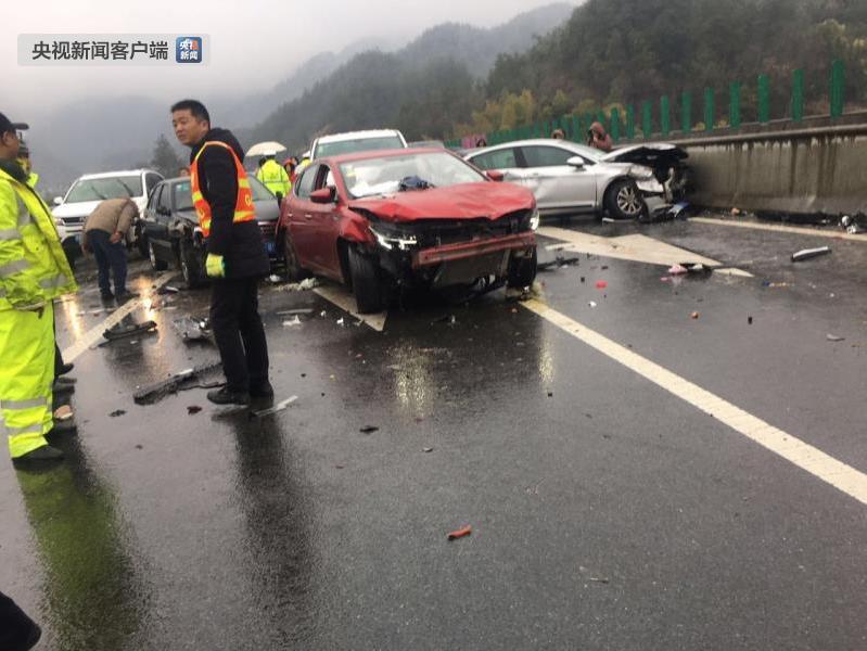 岳武高速23辆车相撞 5人死亡