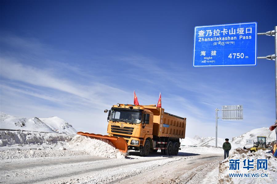 青海玉树雪灾区全力保障道路通畅