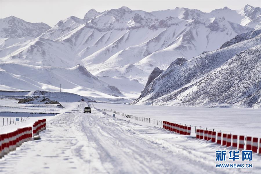 青海玉树雪灾区全力保障道路通畅