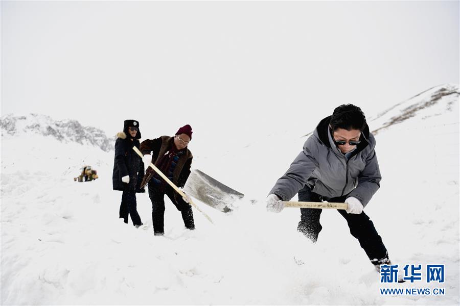 青海玉树雪灾区全力保障道路通畅