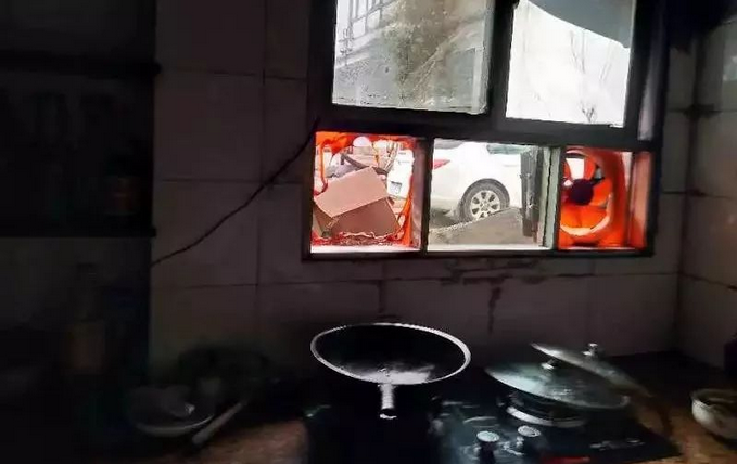 江西民警徒手端冒火油锅 消除一起重大安全隐患