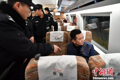 各地铁警对霸座等行为“零容忍”:快速处警依法处罚