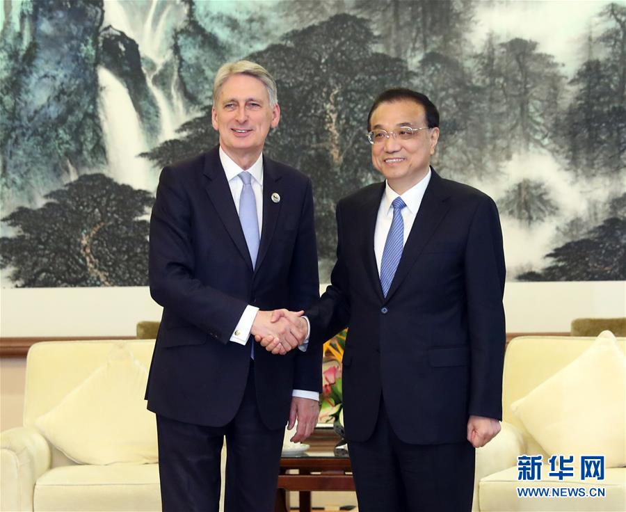 李克强会见英国首相特别代表、财政大臣哈蒙德