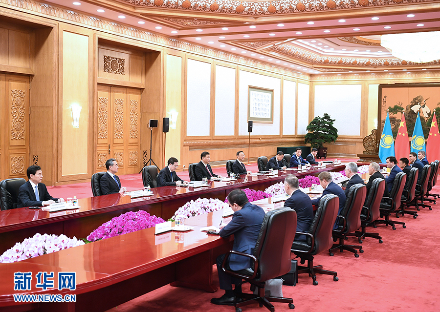 习近平会见哈萨克斯坦首任总统纳扎尔巴耶夫