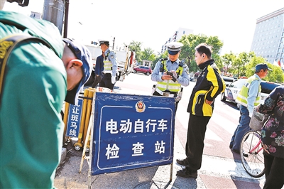 ����5�����ޱ��Ƶ綯���г���ֹ��· Υ�߷�1ǧԪ