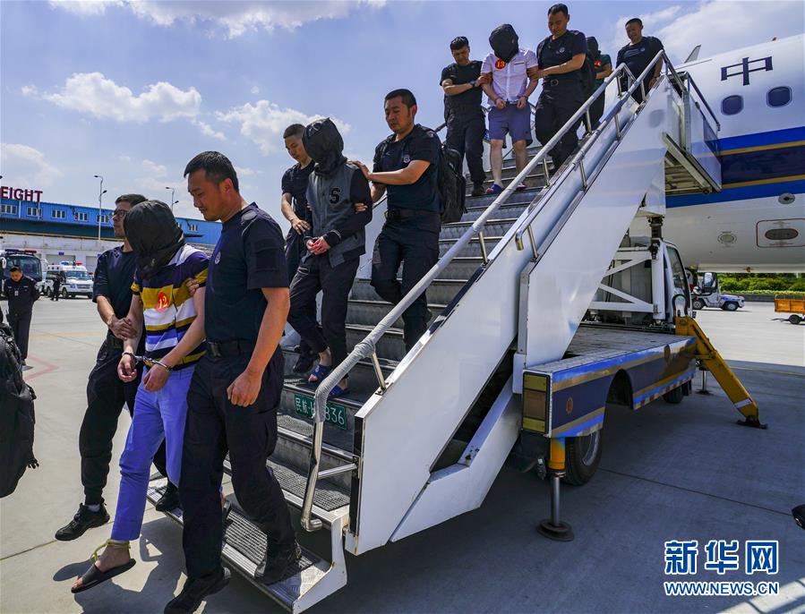 警方合作捣毁网络诈骗窝点 抓获43名电信网络诈骗嫌疑人