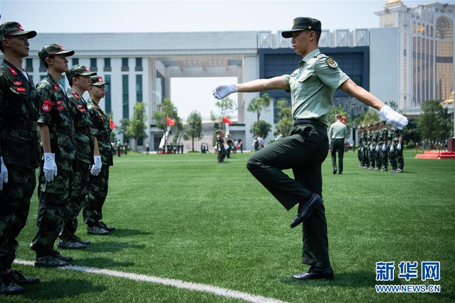 解放军驻澳门部队举行澳门中学生国旗手训练营活动