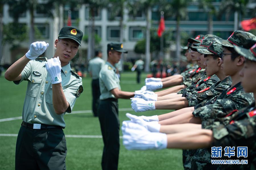 解放军驻澳门部队举行澳门中学生国旗手训练营活动