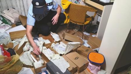 女子涉嫌集资诈骗上千万元 网上疯狂买衣物却只囤不穿