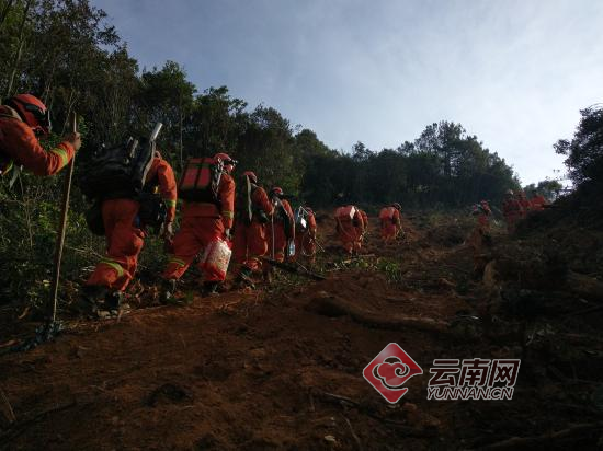 云南安宁山火东北线明火昨晚已扑灭 3架直升机吊桶洒水超192吨