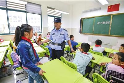 公安部:今年年底前城市中小学专职保安配备率达100%