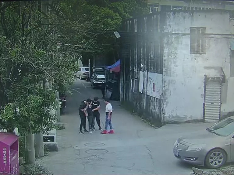 果断拿下!民警加班后吃夜宵 揪出了潜逃19年的杀人嫌犯