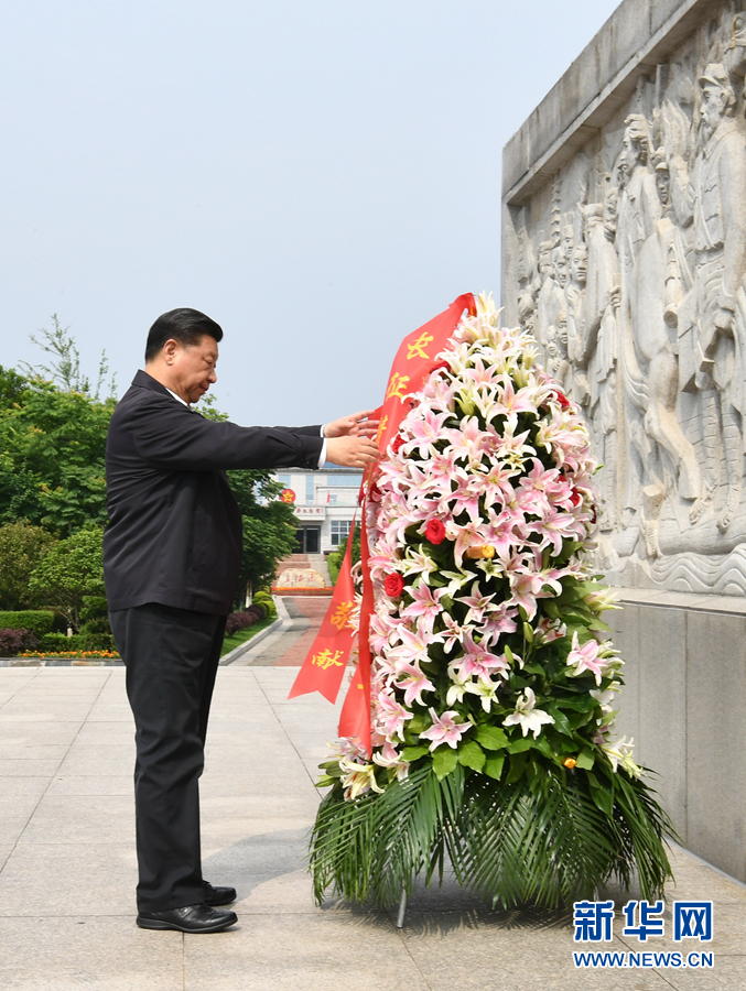 习近平向中央红军长征出发纪念碑敬献花篮